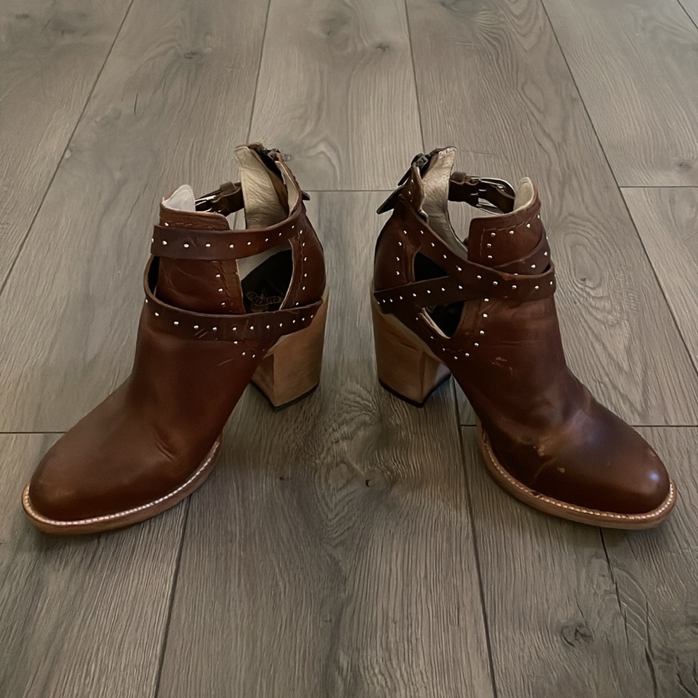 Freebird by Steven Rainbow Studded Buckle Straps Leather Ankle Boots Sz:9 Cognac - Picture 2 of 13